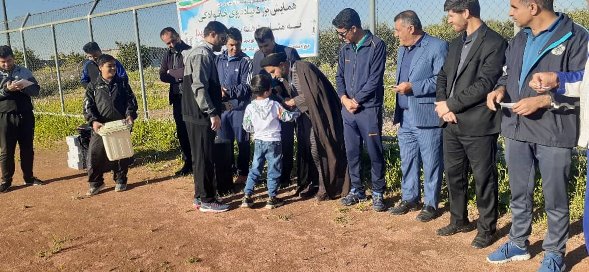 همایش پیاده روی خانوادگی به مناسبت هفته بزرگداشت  شهدای شهرستان برگزار گردید