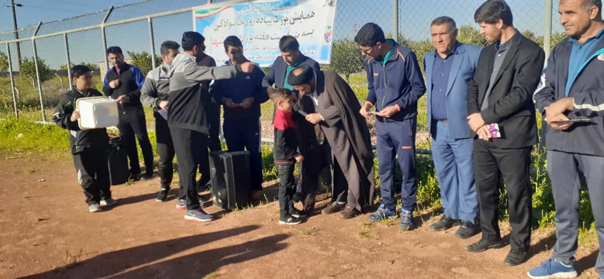 همایش پیاده روی خانوادگی به مناسبت هفته بزرگداشت  شهدای شهرستان برگزار گردید